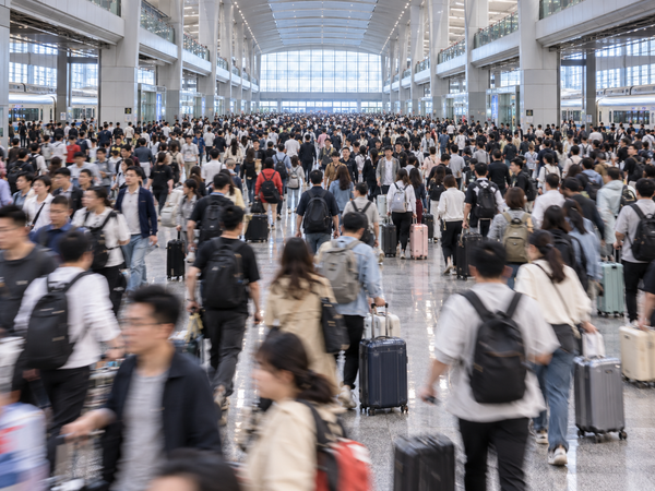 Multitud de viajeros chinos en una estación durante la Golden Week
